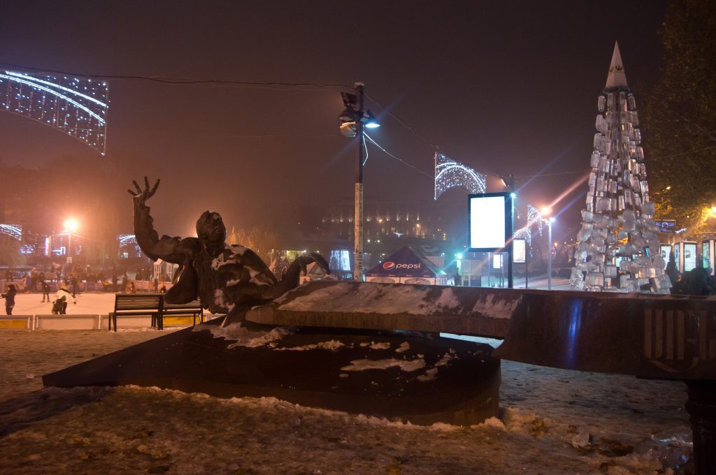 Памятник Арно Бабаджаняну. Ереван.